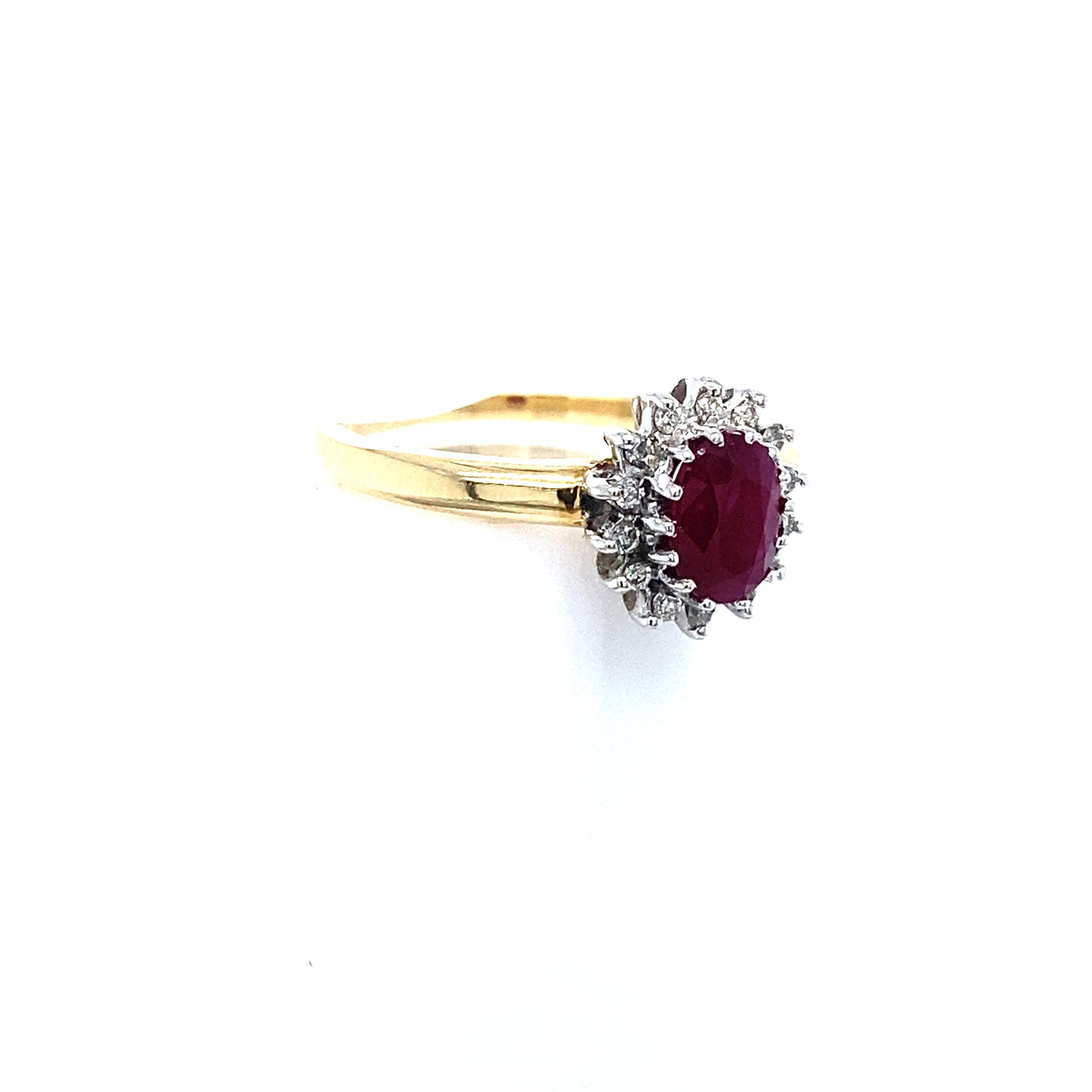 Ring aus Gelbgold mit Brillanten und Rubin