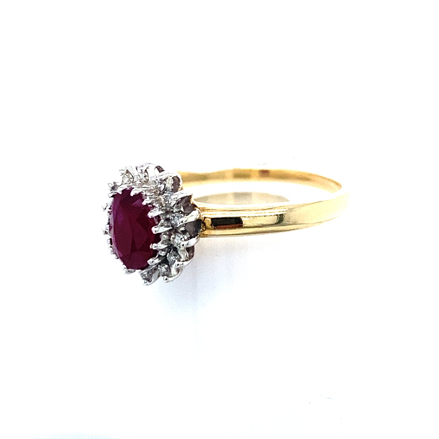Ring aus Gelbgold mit Brillanten und Rubin
